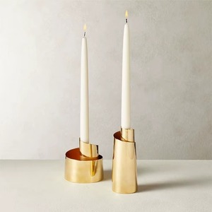Ensemble de chandeliers en laiton avec bougies coniques pour la décoration de la maison, design en métal résistant à la chaleur - Product Image 1