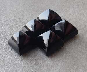 Ónix Negro Natural en Forma de Pirámide, Cabujón Cuadrado con Reverso Plano, Calibrado, Gema Suelta para Joyería - Product Image 1