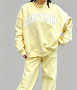 Sweat-shirt à col montant brodé sur mesure jaune, style universitaire, coupe oversize pour femme, en molleton épais, vente en gros de vêtements en vrac - Product Image 1