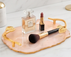 Plateau en résine de couleur pêche élégant et luxueux avec poignées en feuille d'or, idéal pour un service raffiné et une décoration intérieure contemporaine. - Product Image 3
