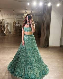 Lehenga en Georgette avec motifs arc-en-ciel, broderies Dori et fil, et chemisier en Georgette, et dupatta en résille. - Product Image 3