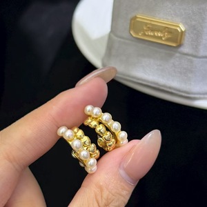 Colección Primavera 2025, Pendientes de Acero de Titanio en Forma de C, Estilo Europeo Americano, con Diseño Irregular y Incrustaciones de Perlas - Product Image 1