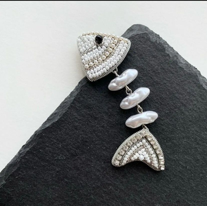 Broche artisanale de style boutique, brodée de perles, épinglette décorative haut de gamme pour vêtements et accessoires de mode - Product Image 1