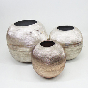 Elegante Florero de Aluminio con Base Elevada para Decoración Interior Minimalista y Arreglos Florales - Product Image 1