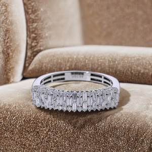 แหวนทองคำขาวหนา14K ที่มีเพชรกลมธรรมชาติสามแถวและเจียระไนแบบบาแกตต์ในช่องวงกว้างและการจัดวางแบบปู - Product Image 6