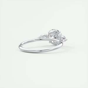 Anillo de compromiso solitario de tres piedras con diamantes cultivados en laboratorio de 2.80 quilates, redondos y en forma de pera, en oro blanco de 14k. - Product Image 4