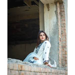 Party Wear haut-bas et Dupatta ensemble avec broderie de fil travail taille XL - Product Image 5