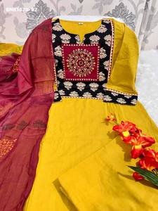 Proveedor de la India de conjuntos de Kurti-Pant y Mul Dupatta de algodón de primera calidad 60-60 con bordado en el puño y la parte trasera, corte recto. - Product Image 5