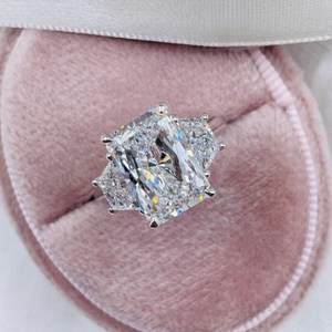 Anillo de Tres Piedras de Moissanita Brillante de 5 Quilates con Corte Radiante, Plata 925 Original Chapada en Oro, Joyería para Mujer, Regalo para Bodas y Fiestas, para Amigas - Product Image 1