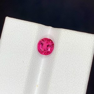 Spinelle ovale rose vif naturelle d'Inde, qualité excellente et rare, certifiée par un tiers, idéale pour la création de bijoux fins - Product Image 3