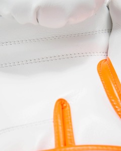 ถุงมือชกมวยคุณภาพสูงขายดี รุ่น Fly Super Lace สีสันปรับแต่งได้ สำหรับการฝึกซ้อมระดับมืออาชีพ ทำจากหนังวัวแท้ ระบายอากาศได้ดี - Product Image 4