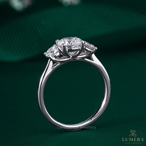 Bague de fiançailles à trois pierres en diamant cultivé en laboratoire certifié IGI, taille brillant rond, or blanc 14K/18K, pour femme - Product Image 4