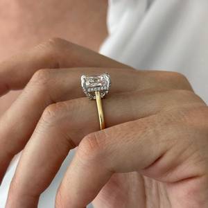 Anillo de Compromiso con Diamante Cultivado en Laboratorio de 6 Quilates, Corte Cojín, E VVS2, Halo Oculto, Anillo de Diamantes de Dos Tonos, Certificado IGI - Product Image 3