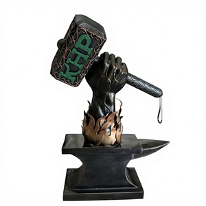 Escultura de hierro forjado al por mayor con figura de mano sosteniendo un martillo, estilo moderno y antiguo, para decoración del hogar, regalos, artesanías, personalizable con su diseño. - Product Image 1