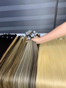 ผมปลอมสำหรับต่อผมแบบเรมี่แท้สุดหรูสีบลอนด์สีดำอ่อนกว่าสีดำสุดหรู - Product Image 4