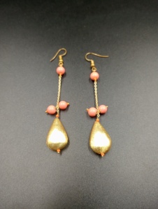 Boucles d'oreilles en laiton plaqué or Amaira Jewels en forme de goutte d'eau avec perles d'imitation, bijoux de mariage classiques pour femmes - Product Image 3