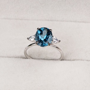 Vente en gros d'anneaux en argent sterling 925 avec topaze bleue ovale de Londres et zircone cubique, trois pierres, bijoux Memoria - Product Image 1