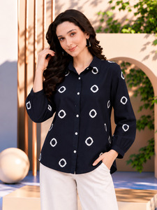 Blusa de Mujer Azul Marino con Estampado Geométrico, Manga Abullonada, Cuello Camisero y Botones - Product Image 1