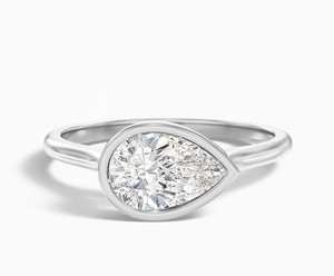 Bague de fiançailles et de mariage élégante en argent sterling 925 plaqué or jaune, sertie d'un moissanite taille poire en monture closée, style solitaire goutte d'eau - Product Image 2