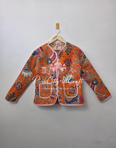Chaqueta Acolchada Kantha Floral Naranja Tejida a Mano, Estilo Bohemio Vintage con Parches de Algodón Indio Jaipuri para Invierno - Product Image 3