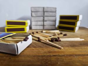 Allumettes de sécurité en bois 5E de haute qualité, tête noire et rouge, 50×35×14mm, pour usage en cuisine, fabricant et exportateur indien, OEM, approvisionnement en gros, INDIA - Product Image 2