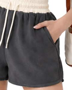 Ensemble décontracté deux pièces pour femme : débardeur court et short à cordon de serrage, gris anthracite et blanc, tenue de détente, fabrication sur mesure, vente en gros - Product Image 6