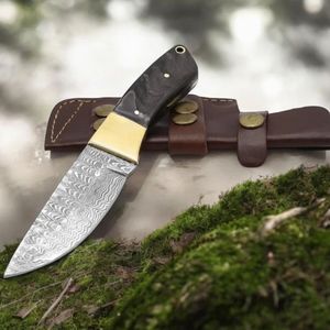 Couteaux de chasse traditionnels avec lame en acier Damas faite à la main, manche en bois naturel, broches en laiton et étui en cuir marron - Product Image 1