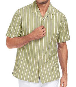 Chemise à manches courtes boutonnée avec des fines rayures verticales et un col camp style décontracté, tissu respirant pour un style et un confort optimaux - Product Image 1
