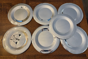 Juego de Platos Base Metálicos Plateados con Borde Martillado, Platos Base de Acero Inoxidable Plateado con Borde Martillado, Platos de Servicio Plateados Pulidos - Product Image 5