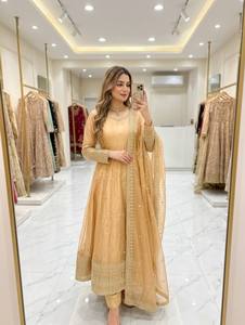 Traje de Tres Piezas Fendy de Seda con Lentejuelas Bordadas, Vestido Anarkali Acolchado, Pantalón de Micro Seda y Dupatta, Modelo UW 806 - Product Image 4