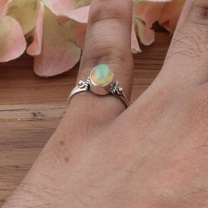 Bague en argent sterling avec opale naturelle ovale, sertie clos, pour femme, idéale pour la superposition - Product Image 5