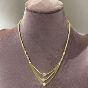 Elegante Collar de Oro Amarillo con Cadenas de Triple Capa, Cuentas Texturizadas y Dijes Florales, Estilo Moderno - Product Image 1