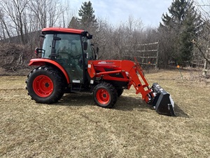 Tractor Kioti de Alta Calidad con Cabina, Potente Motor Diésel 4x4, Accesorios de Cargador Hidráulico, Sistema de Cabina con Aire Acondicionado Confortable - Product Image 3
