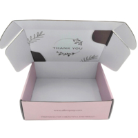Vente en gros de boîte d'enveloppe en poly pliable en carton ondulé rose avec logo personnalisé emballage en carton d'expédition de matériaux recyclés pour chaussettes