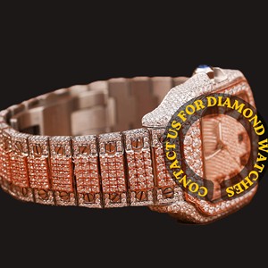 Montre-bracelet pour homme élégante et attrayante, avec un boîtier carré en moissanite bicolore, des chiffres romains et un cadran en verre aux caractéristiques tendance - Product Image 4