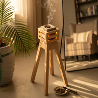 Brûleur à Bakhoor moderne en bois sur pied avec accent en cuir. Encensoir de luxe pour la maison, objet décoratif pour l'encens