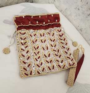 Monedero de seda hecho a mano con lentejuelas y cuentas, bolso étnico tipo potli, recuerdo de boda, bolsa con cordón. - Product Image 1
