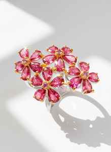 Bague de luxe en rubis rose, design feuille, conçue pour une élégance romantique, une beauté naturelle et un attrait intemporel de bijoux haut de gamme - Product Image 3