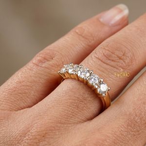 Bague de luxe pour femme avec 5 diamants de laboratoire ronds taille brillant de 1,50 carat, couleur D, bijou élégant pour fiançailles - Product Image 2