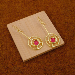 Pendientes Colgantes Geométricos Rosa Fucsia - Chapados en Oro, Estilo Bohemio, Hechos a Mano con Gemas, Joyería de Latón, Regalo para Mujer - Product Image 2