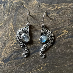 ต่างหูลาบราโดไรต์สำหรับผู้หญิง (5.7 กรัม) เงินแท้ 925 รูปทรงวงรี ทนทาน ป้องกันอาการแพ้ เหมาะสำหรับงานปาร์ตี้และงานแต่งงาน - Product Image 2