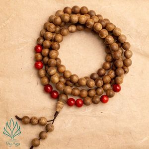 Vente en gros de bijoux en bois d'agar unisexe, collier Mala naturel de 108 perles avec 100 perles de bois d'agar vietnamien et 8 perles de corail rouge pour usage quotidien - Product Image 2