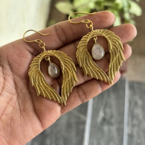 Boucles d'oreilles tribales vintage en laiton avec mandala et quartz rose, légères, pour femmes, avec attaches dorées, idéales pour les anniversaires - Product Image 2