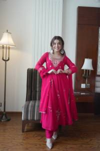 Vestido de georgette sintético con bordado de diseñador y pantalón, y dupatta de georgette sintético, completamente cosido, listo para usar. - Product Image 2