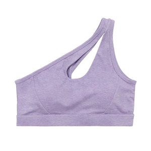 Conjunto deportivo de dos piezas para mujer: sujetador deportivo con tirantes anchos y ribete en contraste personalizado, y shorts cruzados de cintura alta para yoga. - Product Image 1