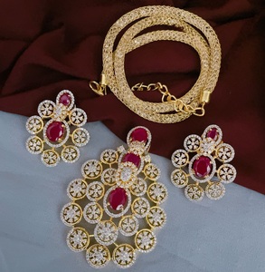 Elegante conjunto de collar con colgante de latón con acabado dorado y aretes con circonitas, estilo moderno hindú, ideal para bodas, para mujeres. - Product Image 2