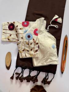 Sari de Algodón Khadi Hecho a Mano por Diseñadores con Blusa de Algodón con Bordado Completamente Cosido - Product Image 6
