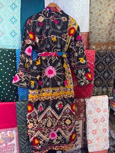 Bata Kantha Bordada a Mano con Diseño Floral Suzani, Chaqueta Kimono de Algodón Colorida, Camisón para Mujer - Product Image 4
