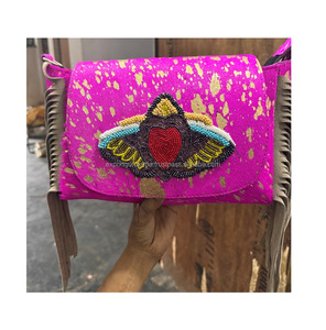 กระเป๋าสะพายข้างหนังวัวสไตล์โบฮีเมียนสำหรับผู้หญิงดีไซน์เนอร์งานแฮนด์เมดยามเย็นช้อปปิ้งแบบมีซิปแบบโบฮีเมียนอินเดีย - Product Image 1