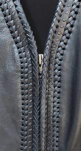 Chaleco de Cuero para Motocicleta Hunt Club para Hombre, Estilo Clásico Trenzado, Sin Cuello, con Espacio Oculto para Armas - Product Image 4